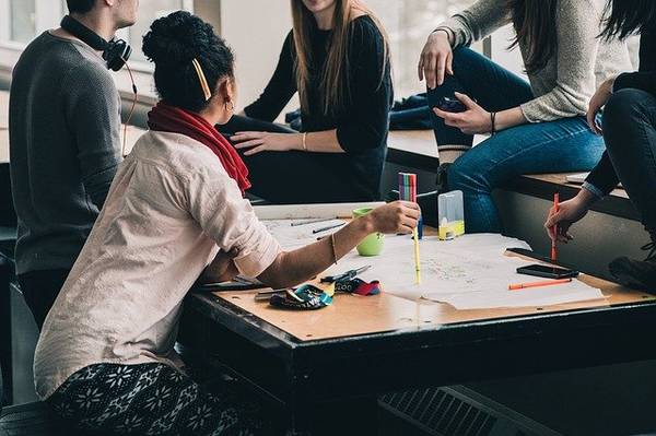 Quelle: Pixabay, Stocksnap, https://pixabay.com/de/photos/menschen-m%c3%a4dchen-frauen-studenten-25 Leute sitzen in einer Besprechung